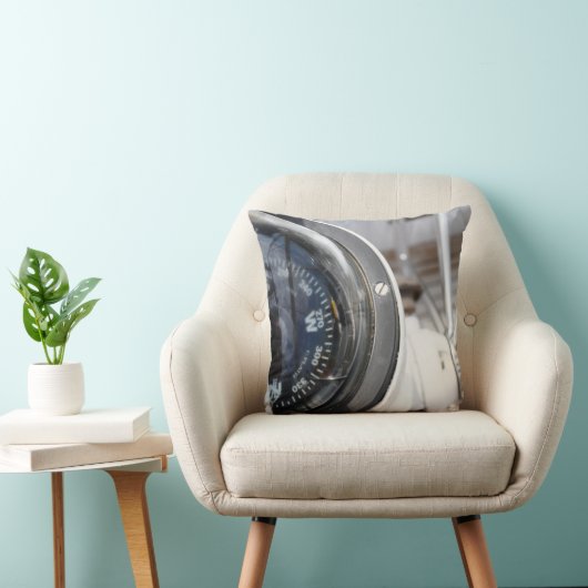 Kompas dat de richting geeft aan een avontuur.  kussen (Stoel)