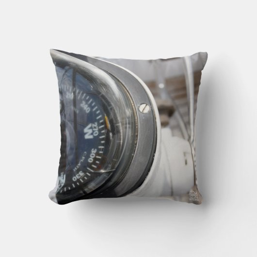 Kompas dat de richting geeft aan een avontuur.  kussen (Voorkant)