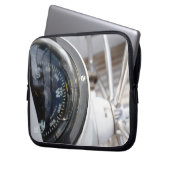 Kompas dat de richting geeft aan een avontuur.  laptop sleeve (Voorkant Links)