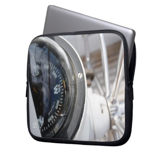 Kompas dat de richting geeft aan een avontuur. laptop sleeve (Voorkant Links)