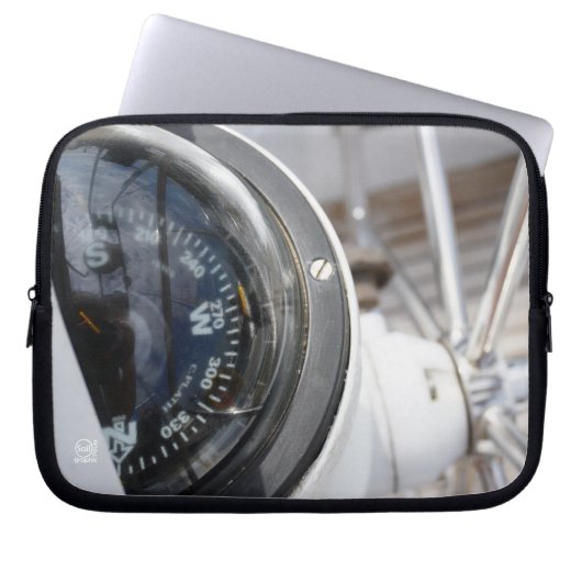 Kompas dat de richting geeft aan een avontuur.  laptop sleeve (Voorkant)