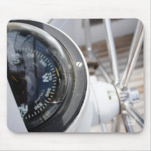 Kompas dat de richting geeft aan een avontuur. muismat