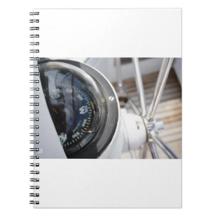 Kompas dat de richting geeft aan een avontuur. notitieboek