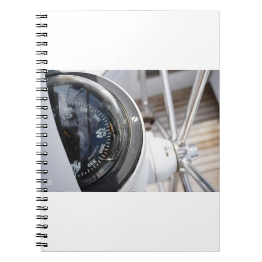 Kompas dat de richting geeft aan een avontuur. notitieboek (Voorkant)