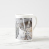 Kompas dat de richting geeft aan een avontuur. porselein kop (Voorkant rechts)