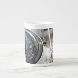 Kompas dat de richting geeft aan een avontuur.  porselein kop