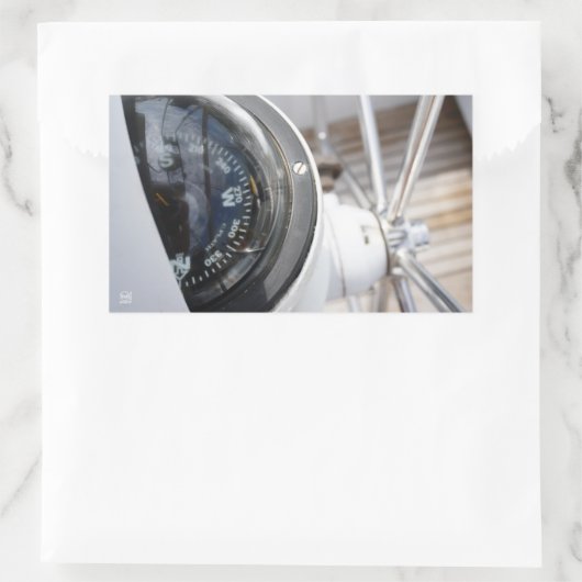 Kompas dat de richting geeft aan een avontuur. rechthoekige sticker (Tas)