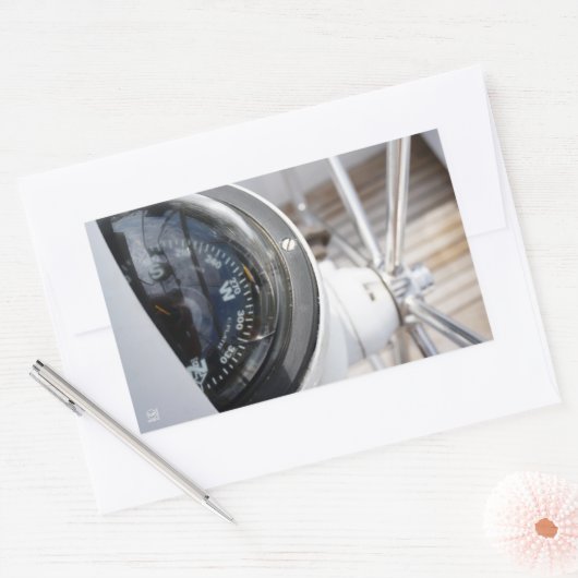 Kompas dat de richting geeft aan een avontuur. rechthoekige sticker (Envelop)