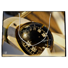 Kompas helpt navigeren en koer behouden.  groot cadeauzakje