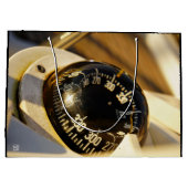 Kompas helpt navigeren en koer behouden.  groot cadeauzakje (Achterkant)