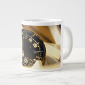 Kompas helpt navigeren en koer behouden.  grote koffiekop (Voorkant rechts)