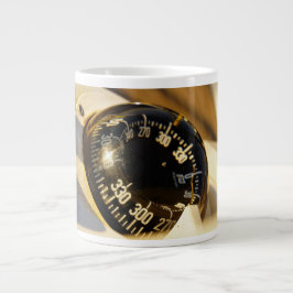 Kompas helpt navigeren en koer behouden.  grote koffiekop