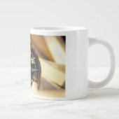 Kompas helpt navigeren en koer behouden.  grote koffiekop (Rechts)