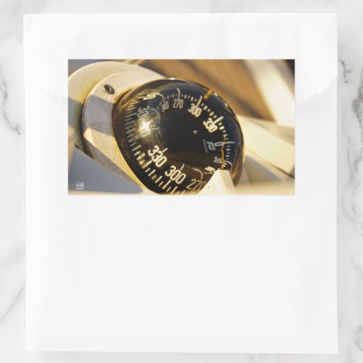 Kompas helpt navigeren en koer behouden. rechthoekige sticker (Tas)