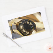 Kompas helpt navigeren en koer behouden. rechthoekige sticker (Envelop)