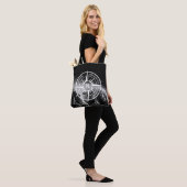 Kompassterembleem monogram dramatische bergen tote bag (Op model)
