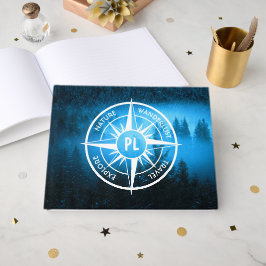 Kompassterembleem monogram mist in sparrenbos gastenboek