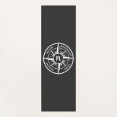 Kompassterembleem monogram zwart en wit yogamat (Voorkant)