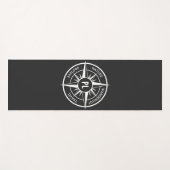 Kompassterembleem monogram zwart en wit yogamat (Voorkant (horizontaal))