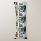 Komt deze draak met trainingswielen? lichaamskussen (Voorkant Verticaal)