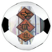 Komt deze draak met trainingswielen? voetbal (Gedraaid)