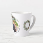 Kone greenery new weds 1st kerstfoto latte mok (Rechterhoek)