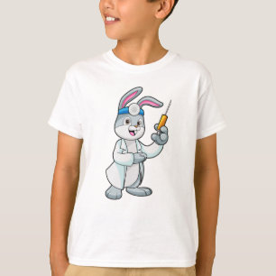 Konijn als arts bij vaccinatie met spuit t-shirt