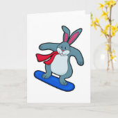 Konijn als snowboarder met snowboard & sjaal kaart (Gele Bloem)