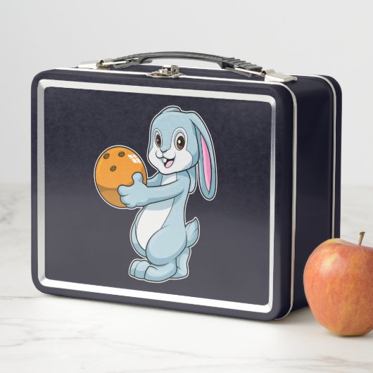 Konijn bij Bowling met Bowling ball (In situ)