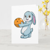 Konijn bij het bowlen met bowlingbal kaart (Gele Bloem)