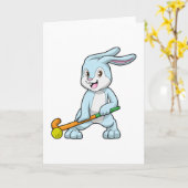 Konijn bij veldhockey met hockeystick kaart (Gele Bloem)