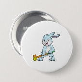 Konijn bij veldhockey met hockeystick ronde button 7,6 cm (Voorkant /achterkant)