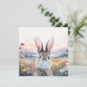 Konijn blaast blauwe bubbelgom met wilde bloemen kaart (Staand voorkant)