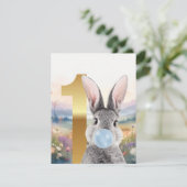 Konijn blaast blauwe kauwgom Eerste verjaardag (Staand voorkant)