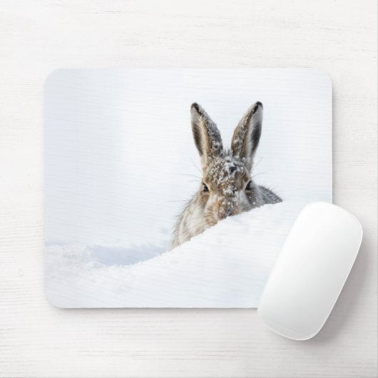 Konijn dat over een sneeuwbank gluurt muismat (Met muis)