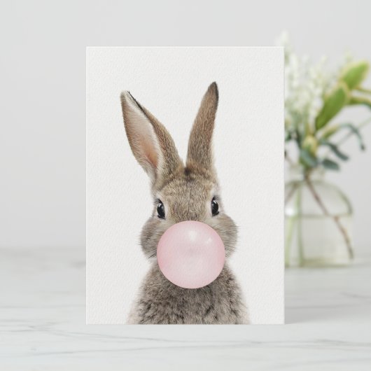 Konijn dat roze kauwgom blaast    kaart (Staand voorkant)