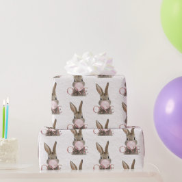 Konijn dat roze kauwgom blaast op eerste verjaarda cadeaupapier