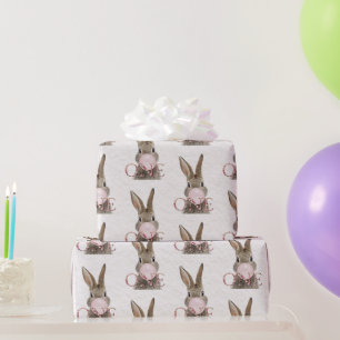 Konijn dat roze kauwgom blaast op eerste verjaarda cadeaupapier