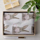 Konijn dat roze kauwgom blaast op eerste verjaarda tissuepapier (Geschenk)