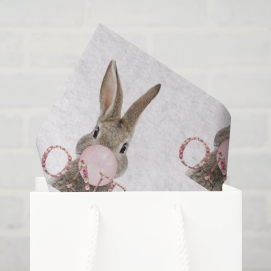 Konijn dat roze kauwgom blaast op eerste verjaarda tissuepapier (Cadeauzakje)