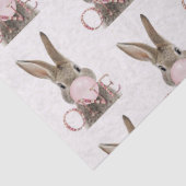 Konijn dat roze kauwgom blaast op eerste verjaarda tissuepapier (Detail)
