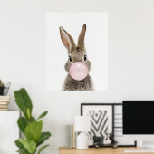 Konijn dat roze kauwgom bubbel blaast Poster (Thuiskantoor)