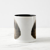 Konijn die konijn bekijkt tweekleurige koffiemok (Center)