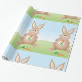 Konijn eet een wortel inpakpapier (Uitgerold)