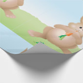 Konijn eet een wortel inpakpapier