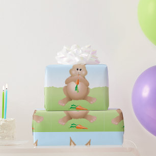 Konijn eet een wortel inpakpapier