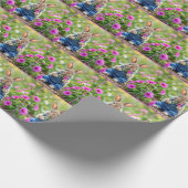 Konijn eet roze petunia bloemen cadeaupapier (Hoek)