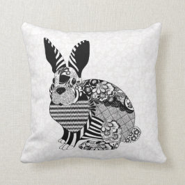 Konijn en witte damast kussen