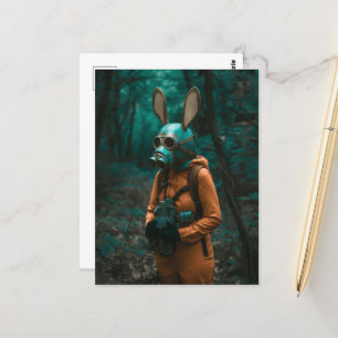Konijn in een gasmasker in het bos briefkaart