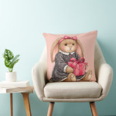 Konijn in een grijze fluwelen jurk met een geschen kussen (Stoel)